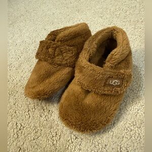 UGG Toddler Slippers Size 4/5 Brown Plush Cozy Velcro Closure Soft Sole EUC
